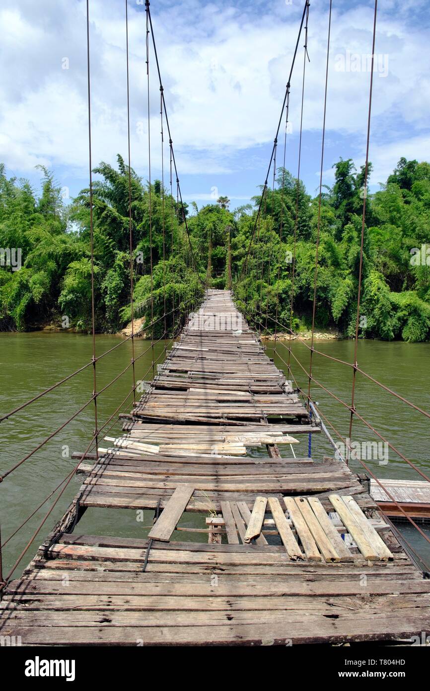 Verfallene Hängebrücke über den Fluss Kwai, Tha Sao, Kanchanaburi, Thailand Stockfoto