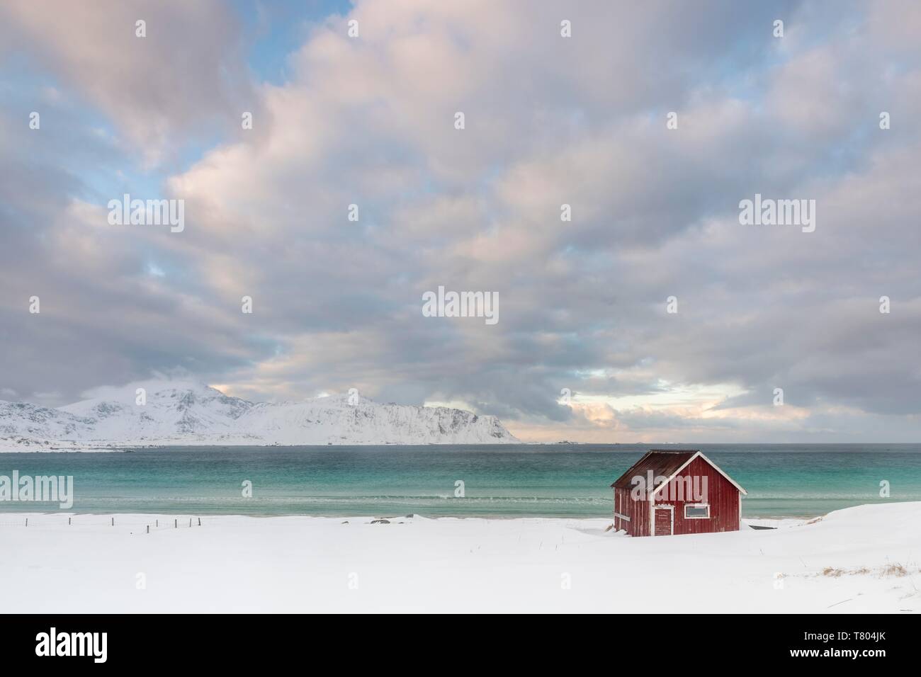 Rorbuer Fischerhütte am Strand im Schnee, Ramberg, Lofoten, Norwegen Flakstadoya, Stockfoto