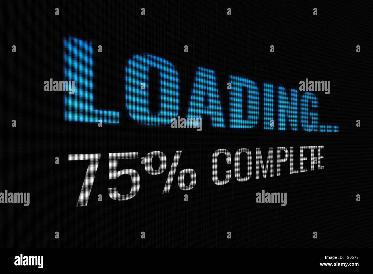Laden 75% komplette Wort auf dunkler Bildschirm, tv Wirkung Stockfoto