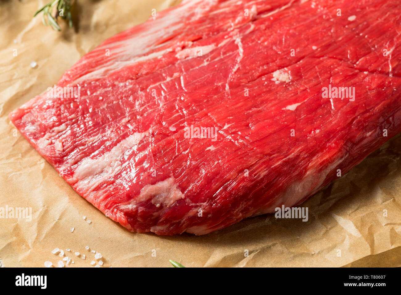 Rohstoff Gras gefüttert Flank Steak bereit zur Jahreszeit Stockfoto