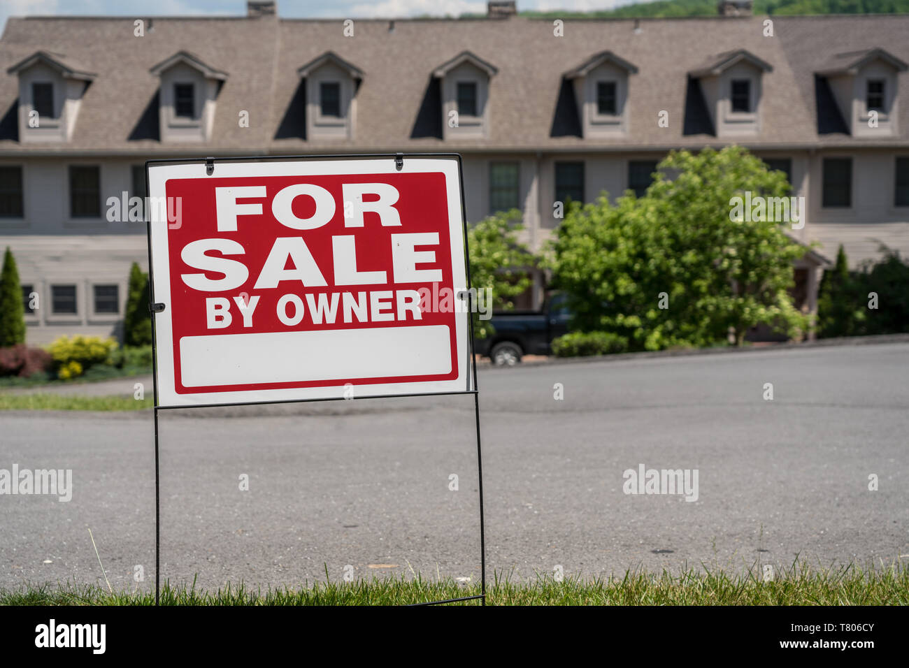 Für Verkauf durch Inhaber Schild vor einer Reihe von Stadthäusern Stockfoto