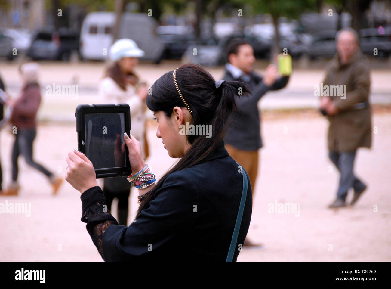 Junge Dame Foto unter Verwendung eines Tablet, Paris, Frankreich Stockfoto