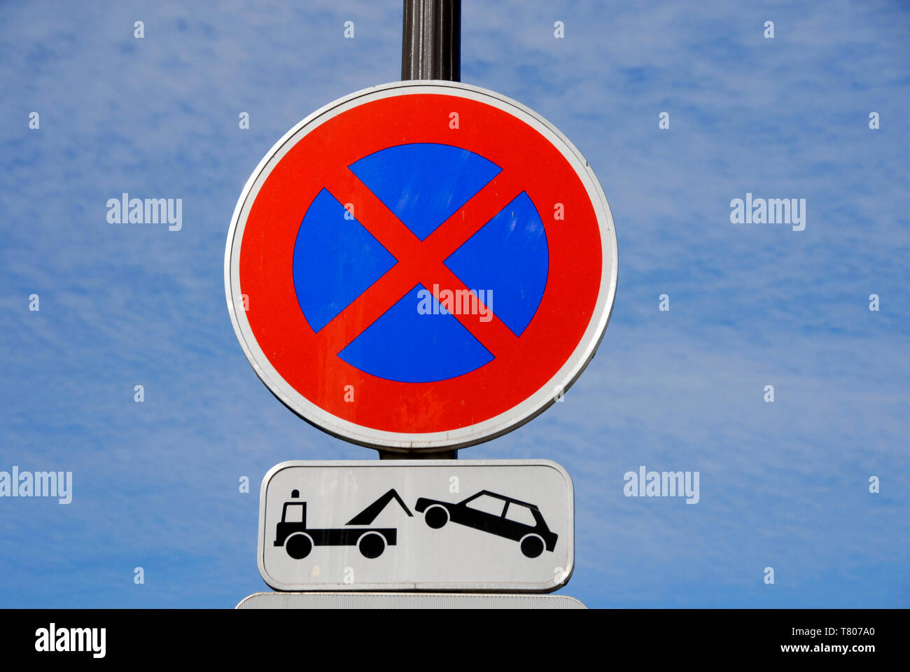 Schild mit der Abbildung klare Bedeutung Übersicht: geparkte Autos abgeschleppt werden. Paris, Frankreich Stockfoto
