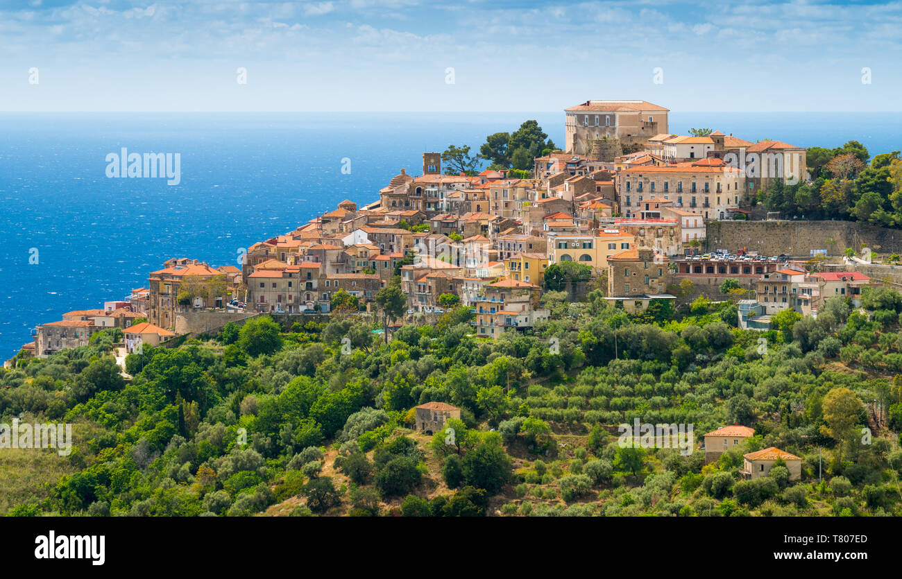 Panoramablick von Castellabate mit dem Meer im Hintergrund. Cilento, Kampanien, Süditalien. Stockfoto