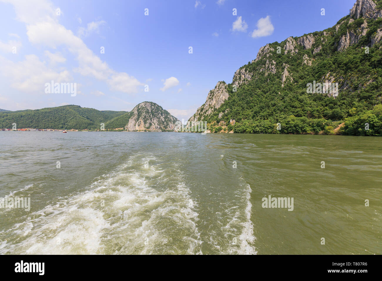 Die Eisernen Tore Schlucht Auf Der Donau Natur Landschaft Ost Serbien Grenze Mit Rumanien Europa Blick Vom Kreuzfahrtschiff Stockfotografie Alamy