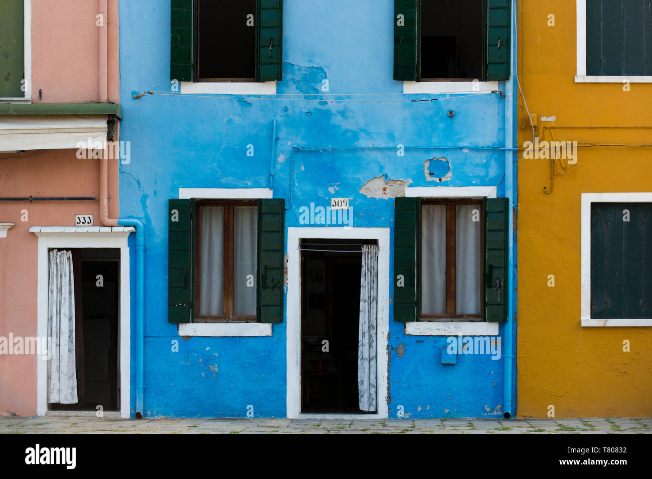 Äußere Fassaden, Türen und Fenster der bunten Gebäude und Mauern auf der Insel Burano, Venedig, Venetien, Italien, Europa Stockfoto