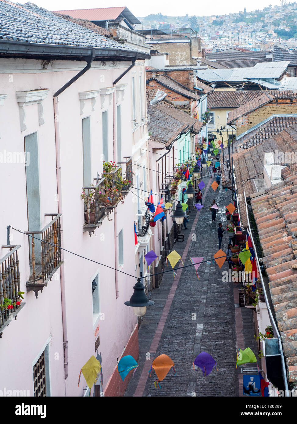 Einer der engen, gepflasterten Gassen des historischen Zentrum von Quito, Quito, Ecuador, Südamerika Stockfoto