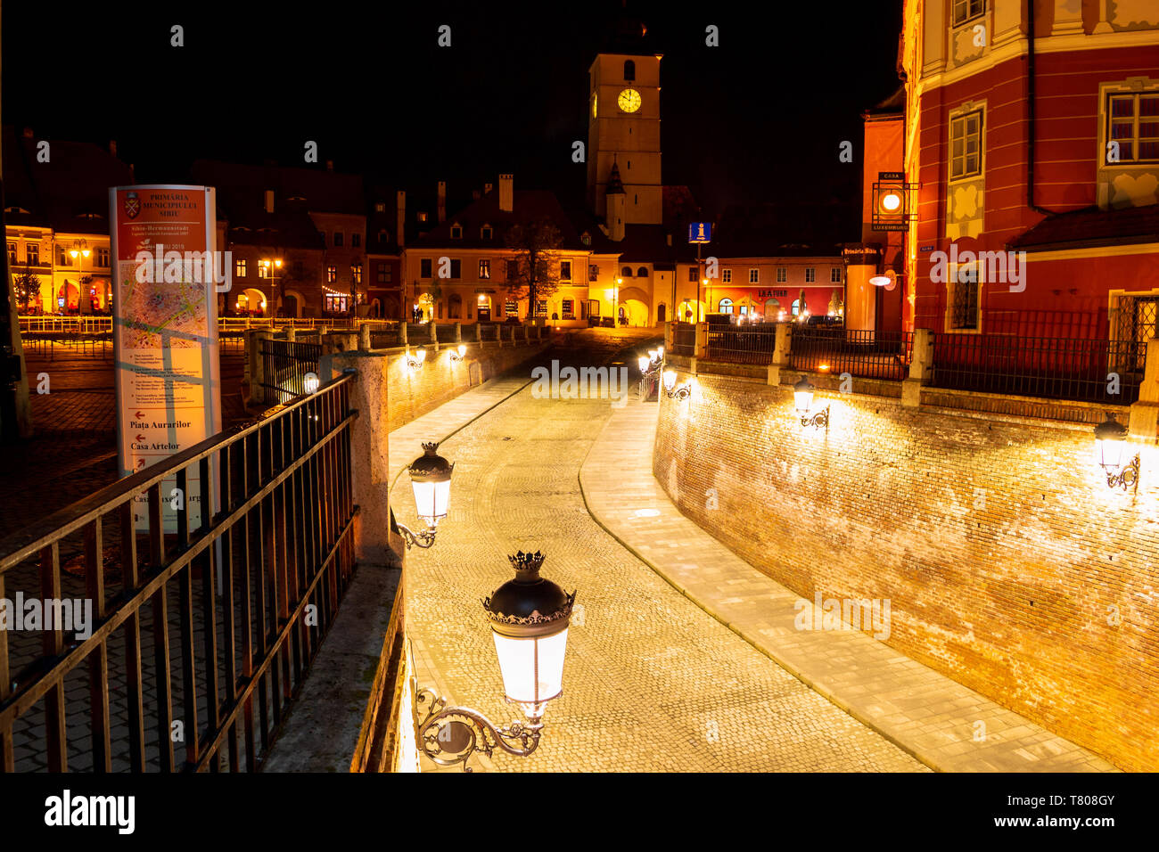 Sibiu, Rumänien - 22. April 2019: Blick von der Lügenbrücke (parcul Minciunilor) in Richtung des kleinen Platz (Piata Mica) und der Uhrturm in Hermannstadt (Hermannsta Stockfoto