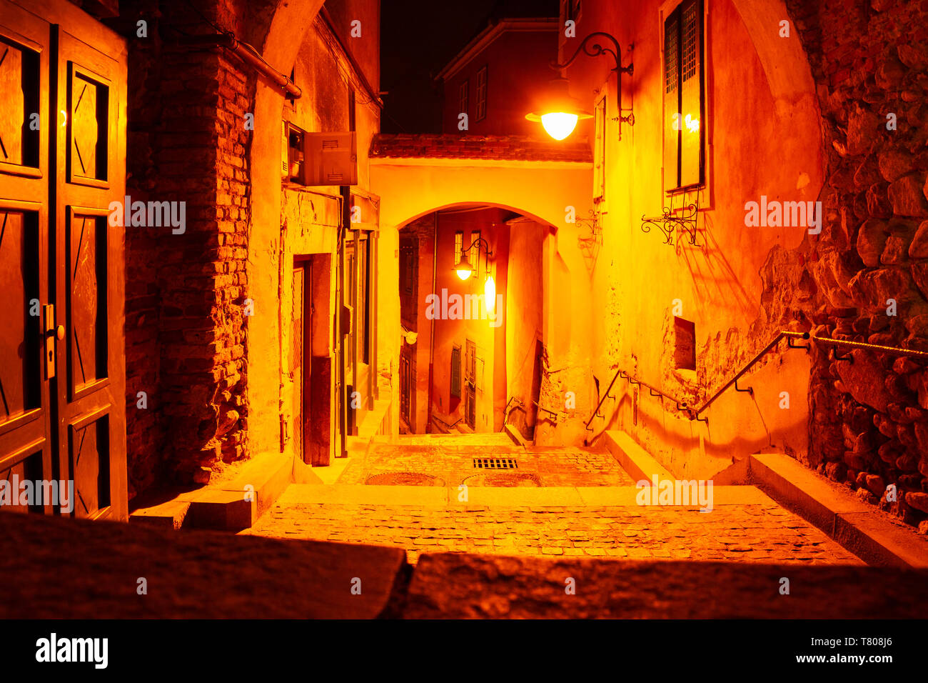 Nacht städtische Szene aus einem Ghost Tour. Rot/Gelb Straßenbeleuchtung in einem schmalen Durchgang mit Treppen. Kein Volk, Spooky, leise Stimmung. Stockfoto
