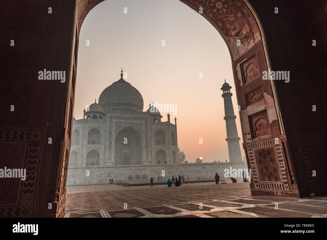 Sonne hinter dem Taj Mahal, UNESCO-Weltkulturerbe, Agra, Uttar Pradesh, Indien, Asien Stockfoto