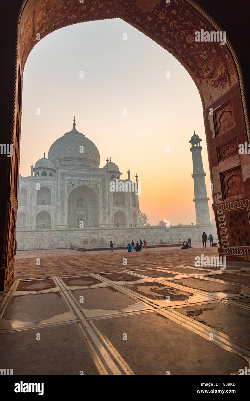 Sonne hinter dem Taj Mahal, UNESCO-Weltkulturerbe, Agra, Uttar Pradesh, Indien, Asien Stockfoto