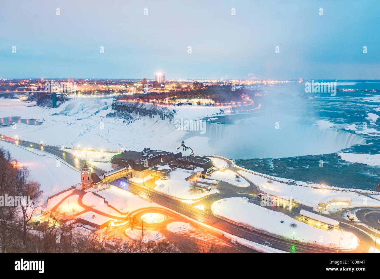 Frozen Niagara Falls im März ab dem Fallsview Hotel, Ontario, Kanada, Nordamerika gesehen Stockfoto