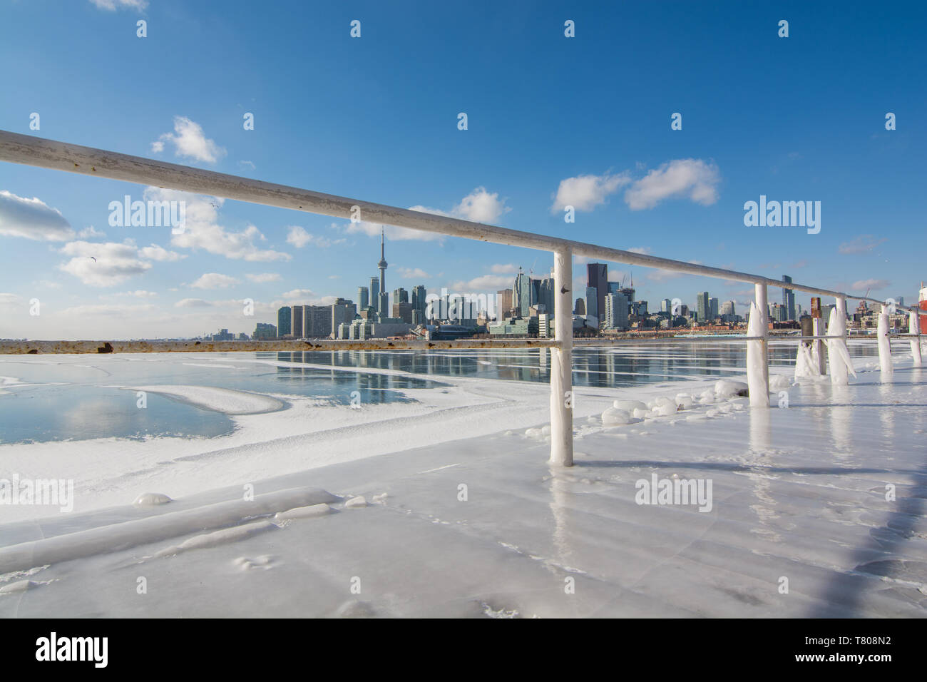 Gefrorene Toronto Blick von Polson Pier, Toronto, Ontario, Kanada, Nordamerika Stockfoto