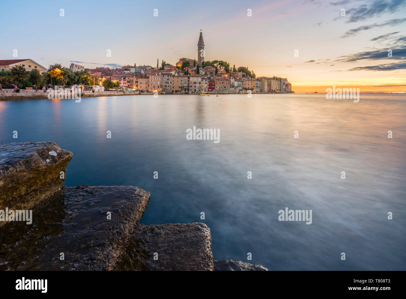 Die Altstadt bei Sonnenuntergang, im Sommer, mit Stein Schritte im Vordergrund, Rovinj, Istrien, Kroatien, Europa Stockfoto