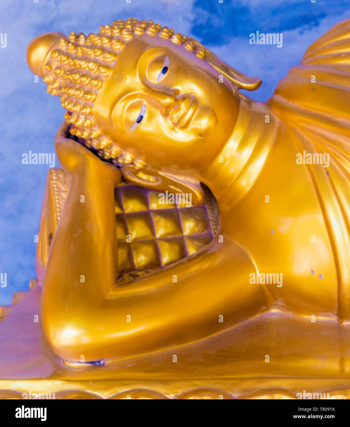 Eine goldene Buddha in saiyat Körperhaltung bei der Big Buddha Anlage (Der große Buddha) in Phuket, Thailand, Südostasien, Asien Stockfoto