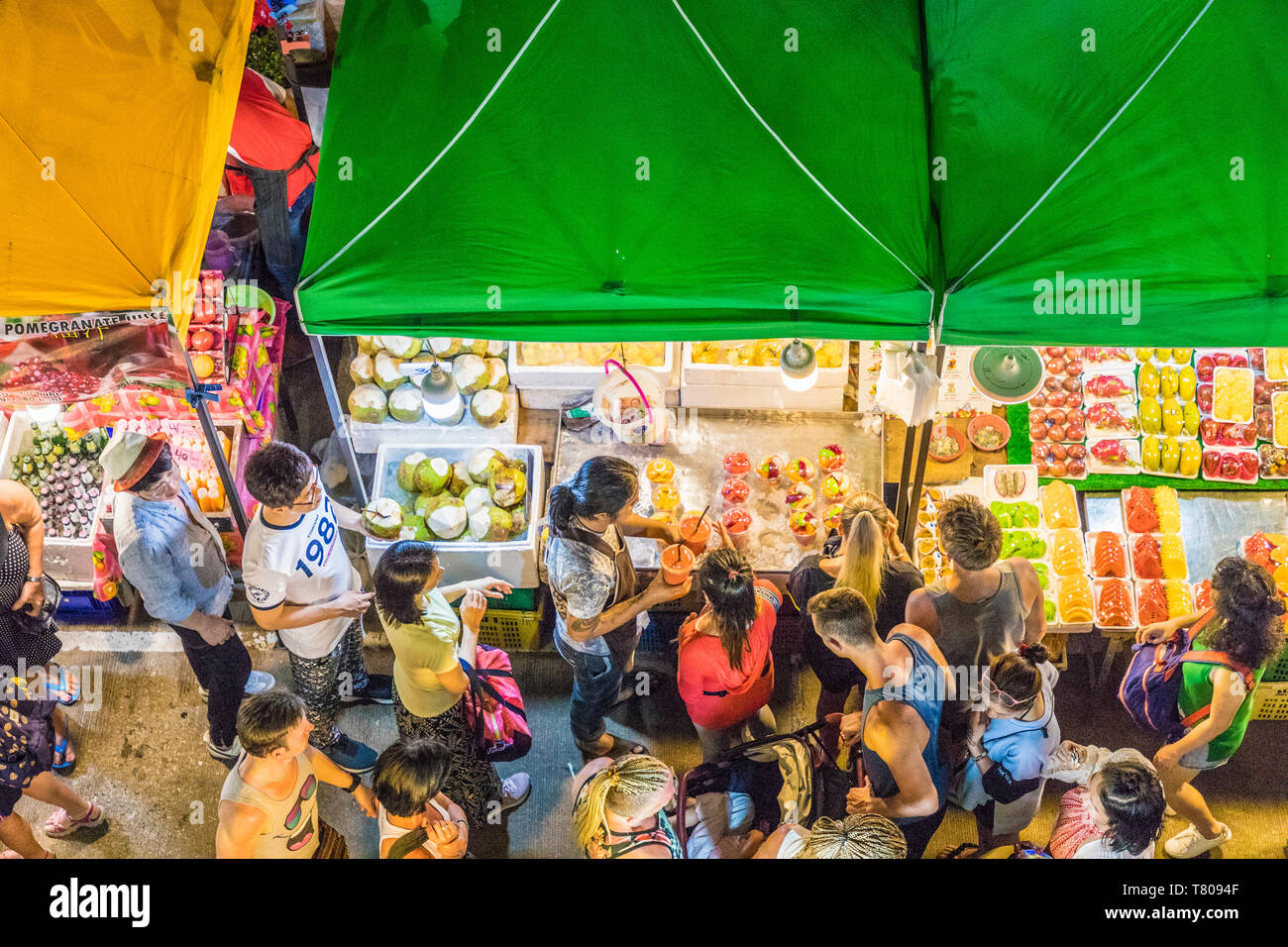 Eine Luftaufnahme von einem Obststand an der Banzaan Nachtmarkt in Patong, Phuket, Thailand, Südostasien, Asien Stockfoto