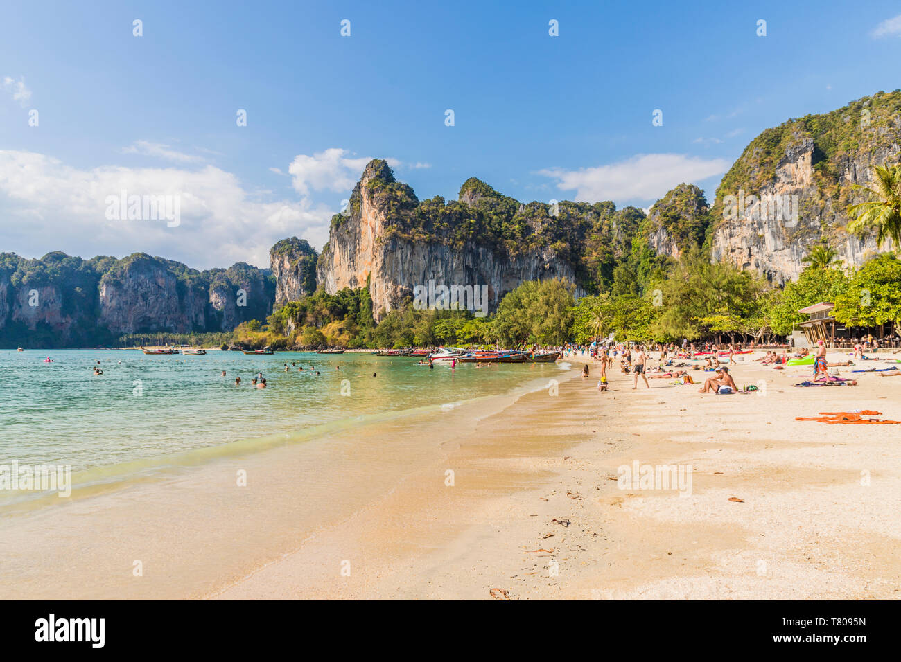 Railay Beach- und Karstlandschaft in Railay und Ao Nang, Provinz Krabi, Thailand, Südostasien, Asien Stockfoto