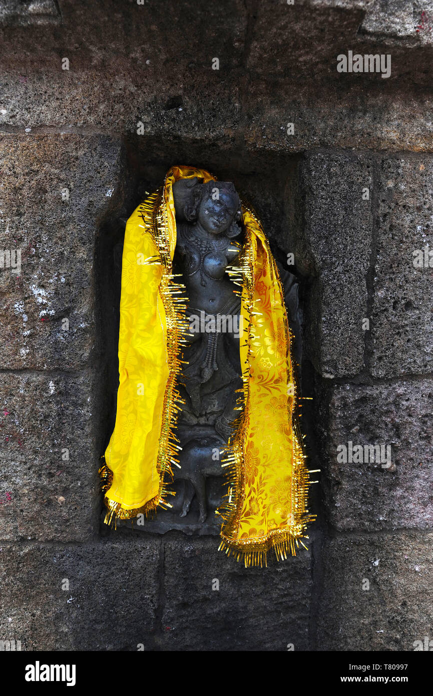 Eine der 64 Statuen im Chausathi Jogini Jogini Mandir, drapiert mit einem Schal als Puja, Hirapur, Odisha, Indien, Asien Stockfoto