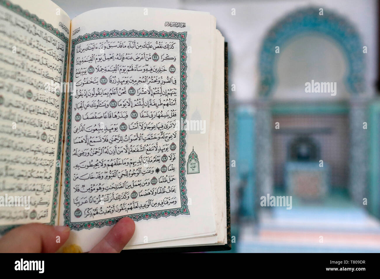 Mubarak Moschee, muslimischen Mann Lesen eines arabischen Heiligen Quran (Koran), Chau Doc, Vietnam, Indochina, Südostasien, Asien Stockfoto
