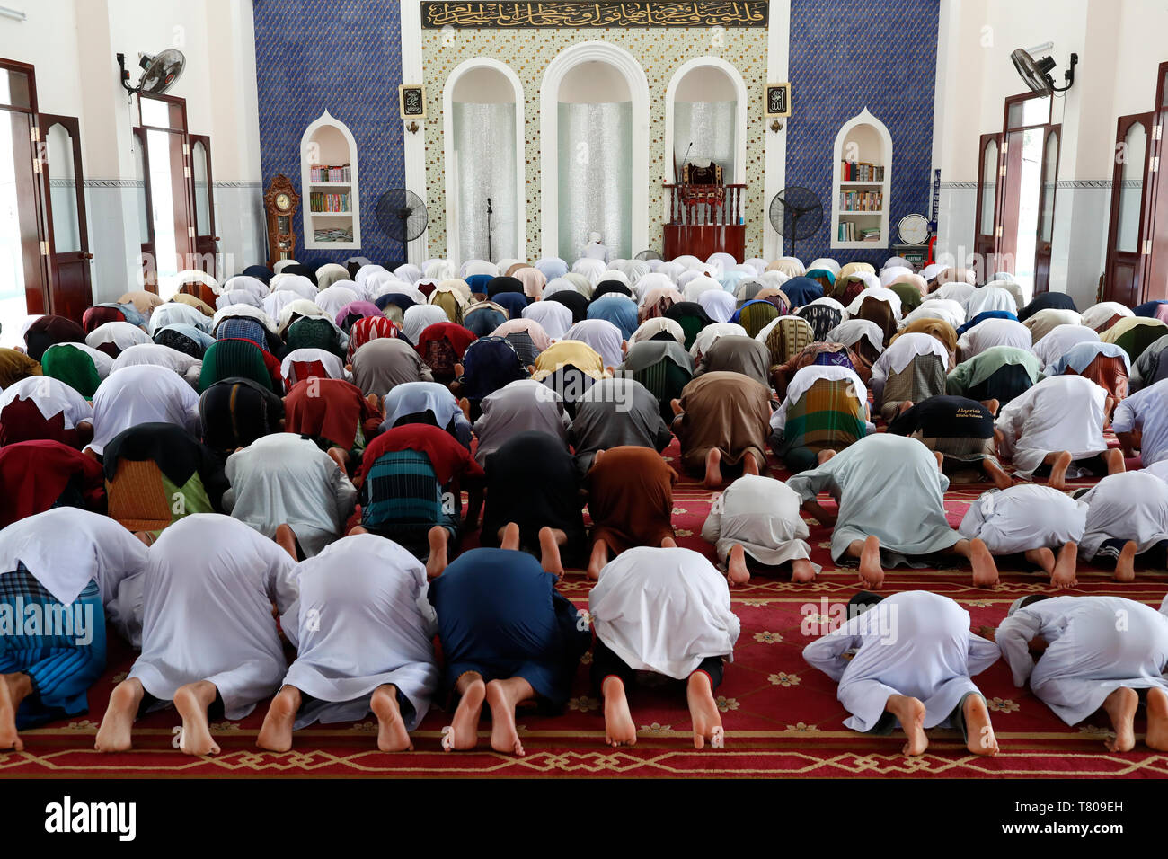 Ar-Rohmah Masjid Moschee, Männern, die am Freitag das Gebet (Salat), Chau Doc, Vietnam, Indochina, Südostasien, Asien Stockfoto