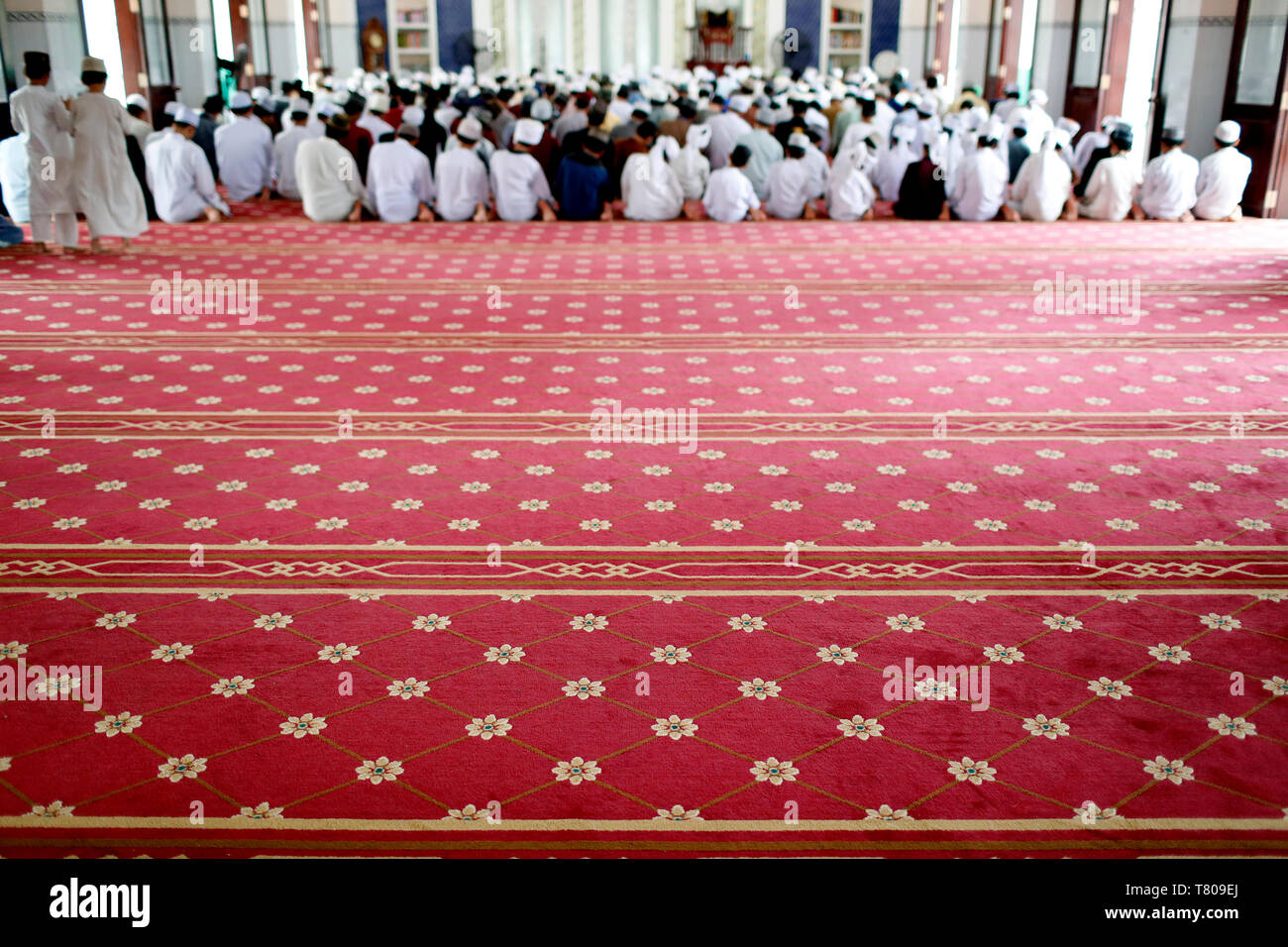 Ar-Rohmah Masjid Moschee, Männern, die am Freitag das Gebet (Salat), Chau Doc, Vietnam, Indochina, Südostasien, Asien Stockfoto