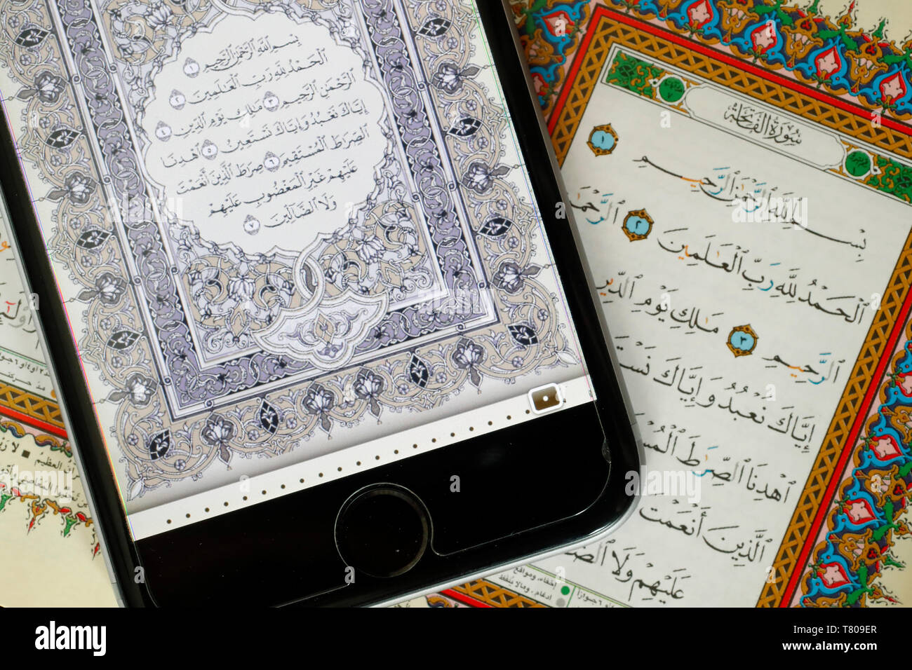 Digitale der Qur'an ein Smartphone und heiligen Quran, Sure al-Fatiah, das erste Kapitel, Vietnam, Indochina, Südostasien, Asien Stockfoto
