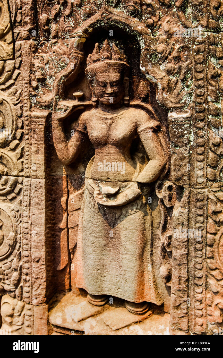 Ständigen devata (weibliche Gottheit) in einer geschnitzten Sandstein Tympanon im 12. Jahrhundert Ta Som Tempel, Ta Som, Angkor, UNESCO, Siem Reap, Kambodscha, Asien Stockfoto