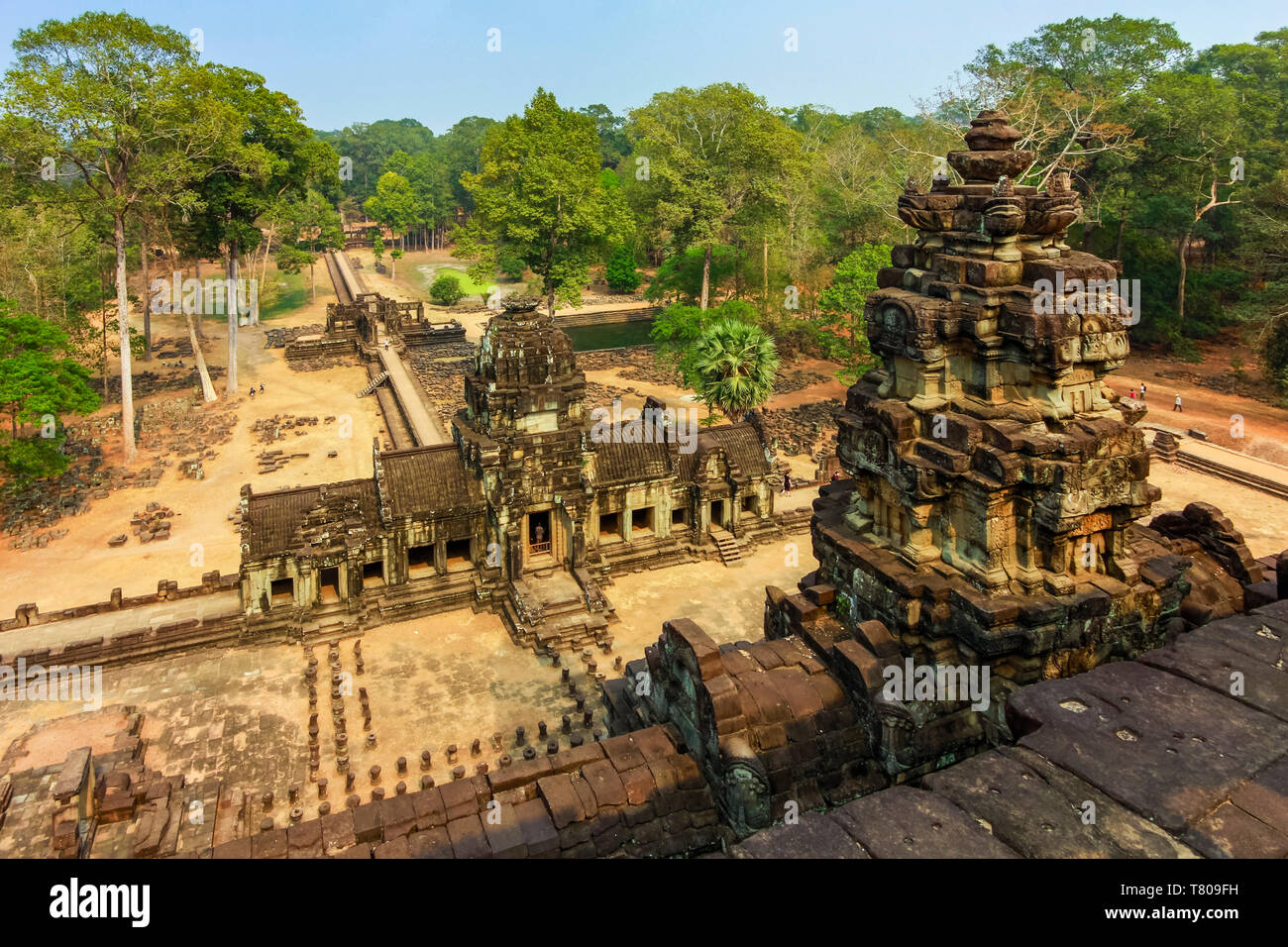 Blick nach Osten von der oberen Terrasse des 11. Jahrhunderts Baphuon Pyramide Tempel in Angkor Thom ummauerten Stadt, Angkor, UNESCO, Siem Reap, Kambodscha, Asien wiederhergestellt Stockfoto
