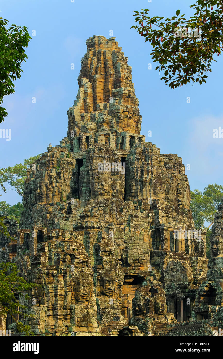 Zentralen Turm und geschnitzte Gesichter bei Bayon, letzte Tempel von König Jayavarman VII in Angkor Thom Stadt Angkor, UNESCO, Siem Reap, Kambodscha, Asien Stockfoto