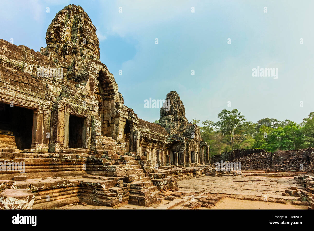 West innere Galerie Türmen und vier der 216 geschnitzte Gesichter bei Bayon Tempel in Angkor Thom ummauerten Stadt, Angkor, UNESCO, Siem Reap, Kambodscha, Asien Stockfoto