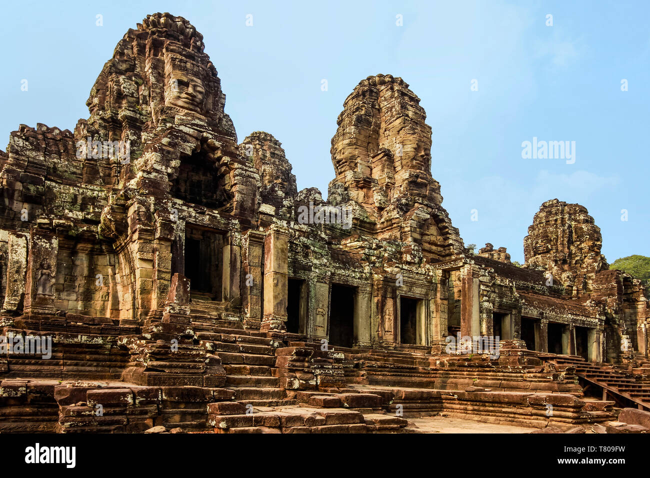 West innere Galerie Türme und sieben der 216 geschnitzte Gesichter bei Bayon Tempel in Angkor Thom ummauerten Stadt, Angkor, UNESCO, Siem Reap, Kambodscha, Asien Stockfoto