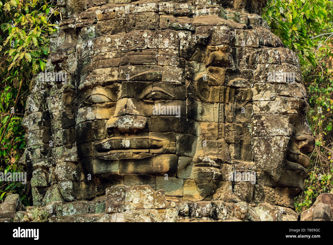 Zwei von vier geschnitzten Gesichtern auf gopura Eingang weg auf das 12. Jahrhundert Banteay Kdei Tempel im alten Angkor, Angkor, UNESCO, Siem Reap, Kambodscha, Asien Stockfoto