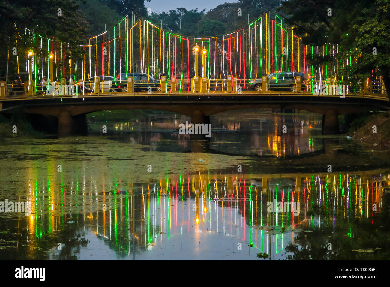Beleuchtung und beleuchtete Brücke am Siem Reap Fluss durch das Art Center Night Market in diesem NW touristische Stadt, Siem Reap, Kambodscha, Indochina, Asien Stockfoto