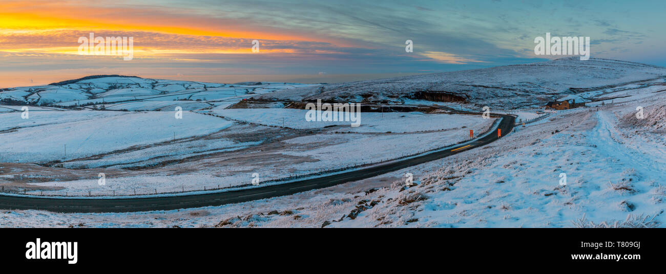 Panoramablick auf gefrorenen Landschaft in der Nähe von Macclesfield bei Sonnenuntergang, High Peak, Cheshire, England, Vereinigtes Königreich, Europa Stockfoto