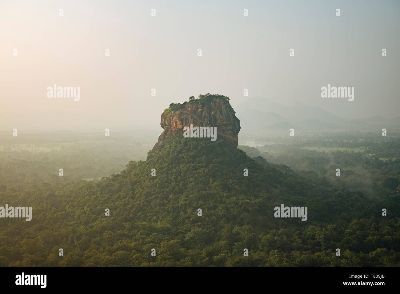 Anzeigen von Sigiriya von Pidurangula in der Morgendämmerung, zentrale Provinz, Sri Lanka, Asien Stockfoto