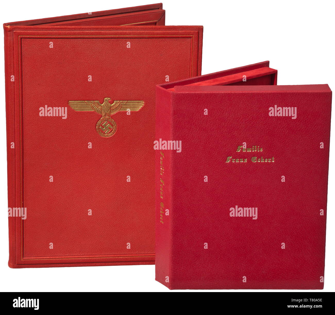 Eine Familie Chronik von Franz Eckert - herrliche Alben mit Widmungen. Eine großformatige Ordner der roten Marokko Leder mit Gold nationalen Eagle gestempelt, innen gefüttert in Seide, das Innere mit einem besten schreiben Wünsche in mehreren Farben auf die Geburt des 9.Kindes gerendert, Adolf Eckert. Das Schreiben vom 30. November 1938, wird persönlich von der Reichsführer-SS Heinrich Himmler unterschrieben. Im Lieferumfang enthalten ist ein 1-seitiges Dokument mit dem Wappen der Familie Eckert, gerendert wie vor, mit Adolf Hitlers Motto. Ordner Abmessungen 32 x 42 x 2,5 cm. Auch ein großformatiges Album (Prod, Editorial-Use - Nur Stockfoto