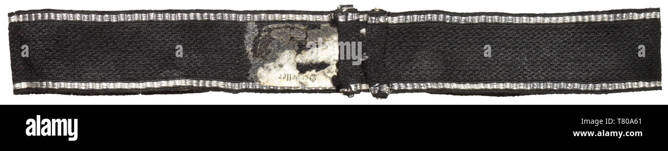 Eine sleeveband' HFSS' für Offiziere im persönlichen Stab des Reichsführers-SS in Silber - bestickt RZM Muster. Schwarz mit silbernen Streifen an den Grenzen und Silber Hand gewebt - bestickt Namen mit einer textilen Bewehrung auf der Rückseite. Nur Reste des RZM SS Papier tag. Getragen. Länge 43 cm. historischen, historische, 20. Jahrhundert, Truppe, Truppen, SS, Schutzstaffel, Editorial-Use - Nur Stockfoto