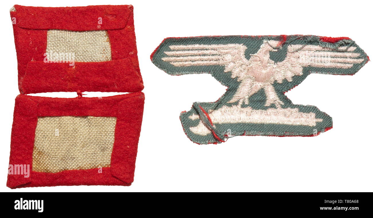 Einen Kragen Patch und eine Hülse Adler für Soldaten und Unteroffiziere der italienischen Freiwilligen Legion, später der 29 Waffen Grenadier Division der SS (Italienische Nr. 1). Deutsche Produktion der roten Filz mit grauer - bestickt Runen. Zurückgenommene, noch zusammen genäht. Einschließlich der passenden Rücknahmemenge weiß - bestickt Ärmel Adler auf rotem Tuch. Von Juni 1944 an diese bunten Insignia, einzigartig in der Waffen-SS, wurden durch die standardisierte schwarz Patches ersetzt, mit Fasces für Italienische legionnaires. historischen, historische, 20. Jahrhundert, 1930S, 1940s, Secret Service, Security Service, Geheimnis, Editorial-Use - Nur Stockfoto