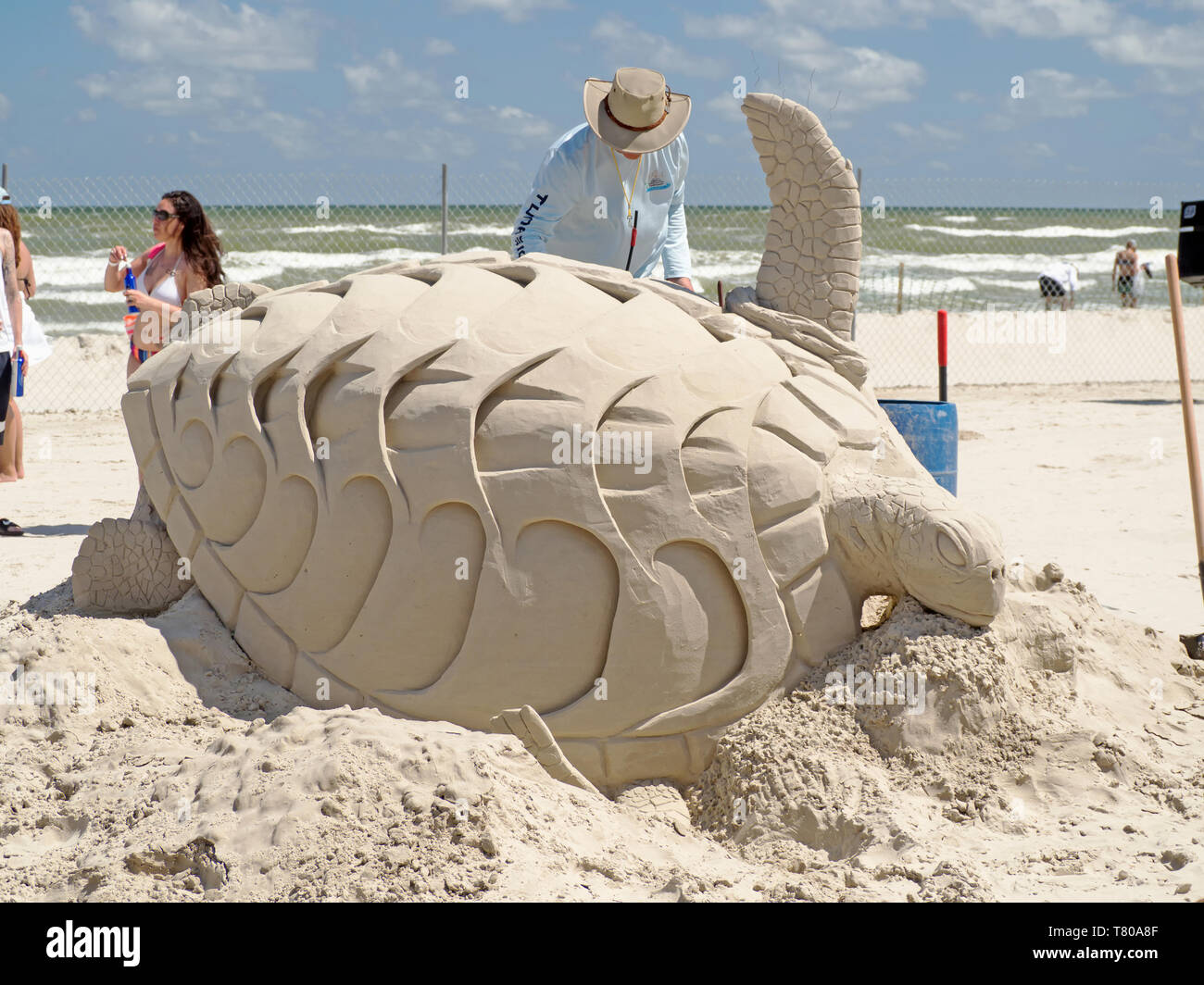 Todd Pangborn Arbeiten auf seinem Sand Skulptur einer Meeresschildkröte, "Aus den Augen, aus dem Sinn", an der 2019 Texas Sandfest in Port Aransas, Texas USA. Stockfoto