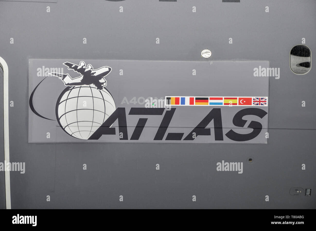 Detail des Transportflugzeugs Airbus A400M Atlas mit globalem Markenlogo und Flaggen der Einkaufsländer und Nationen. Atlas-Globus-Grafik Stockfoto