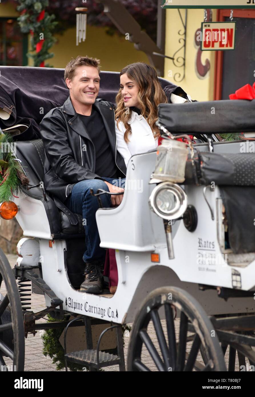 Helen, GA, USA. 9. Mai, 2019. Tilky Jones, Ashley Newbrough auf Position für Hallmark Channel Der WEIHNACHTSKARTE Film drehen, Helen, GA Mai 9, 2019. Credit: Derek Sturm/Everett Collection/Alamy leben Nachrichten Stockfoto