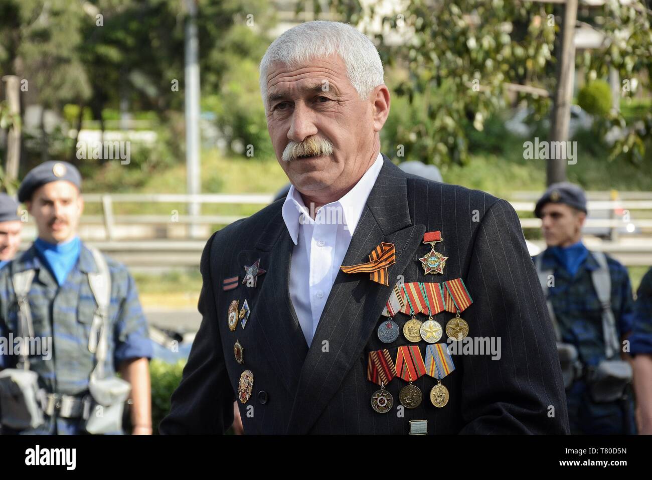 Athen, Griechenland. 9. Mai, 2019. Ein Mann während der Feier gesehen. Dem 74. Jahrestag des Sieges über den Zweiten Weltkrieg über Nazi-deutschland in die UDSSR, bekannt als Tag des Sieges Feier am Denkmal der russischen Soldaten in Kalithea. Credit: Giorgos Zachos/SOPA Images/ZUMA Draht/Alamy leben Nachrichten Stockfoto