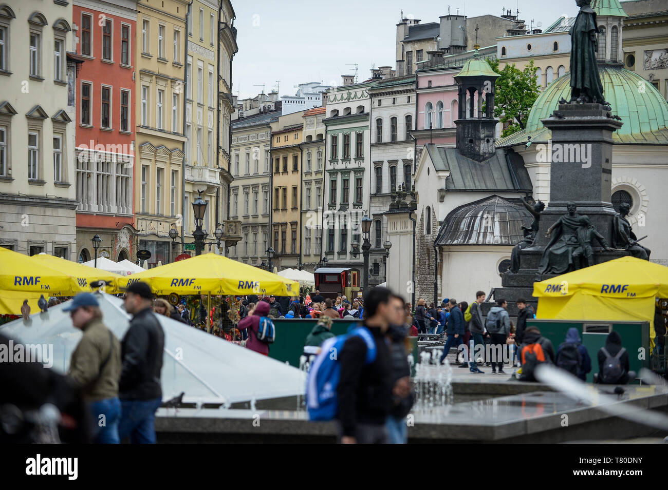 Krakau, Polen. 9. Mai, 2019. Die Menschen sind zu Fuß durch den Hauptplatz Credit: Omar Marques/SOPA Images/ZUMA Draht/Alamy leben Nachrichten Stockfoto