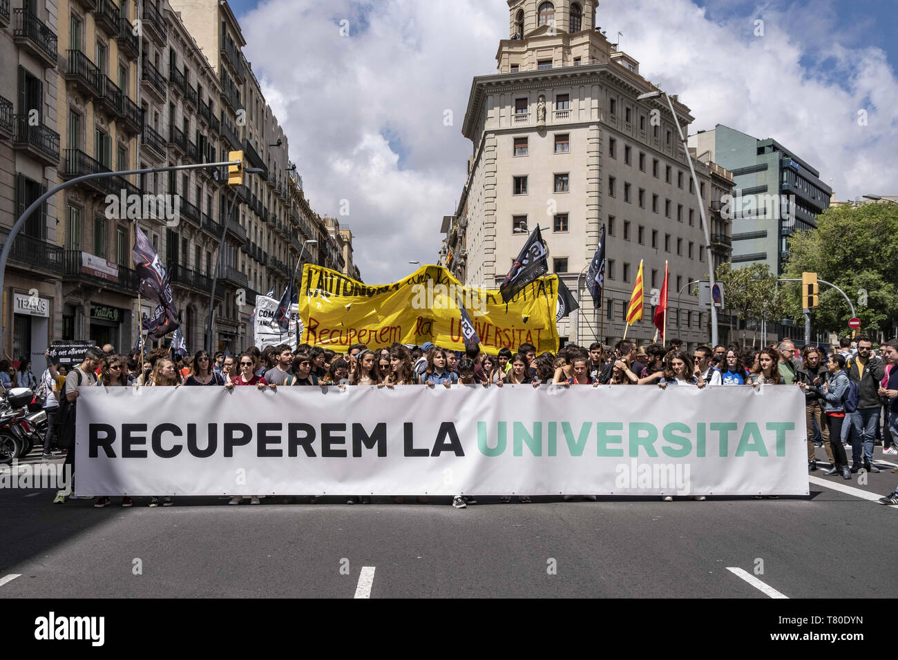 Barcelona, Katalonien, Spanien. 9. Mai, 2019. Studenten werden gesehen, halten ein Banner während des Protestes. Unter dem Motto "Lass uns die Universität 'Wiederherstellen', Hunderte von sekundären und Studenten haben in den Straßen von Barcelona demonstriert, bis das katalanische Parlament fordert die Senkung der Preise für die akademischen Steuern in Katalonien und der fehlende politische Wille der 30% Rabatt vom Parlament selbst nach einer Volksinitiative vereinbart. Credit: Paco Freire/SOPA Images/ZUMA Draht/Alamy leben Nachrichten Stockfoto
