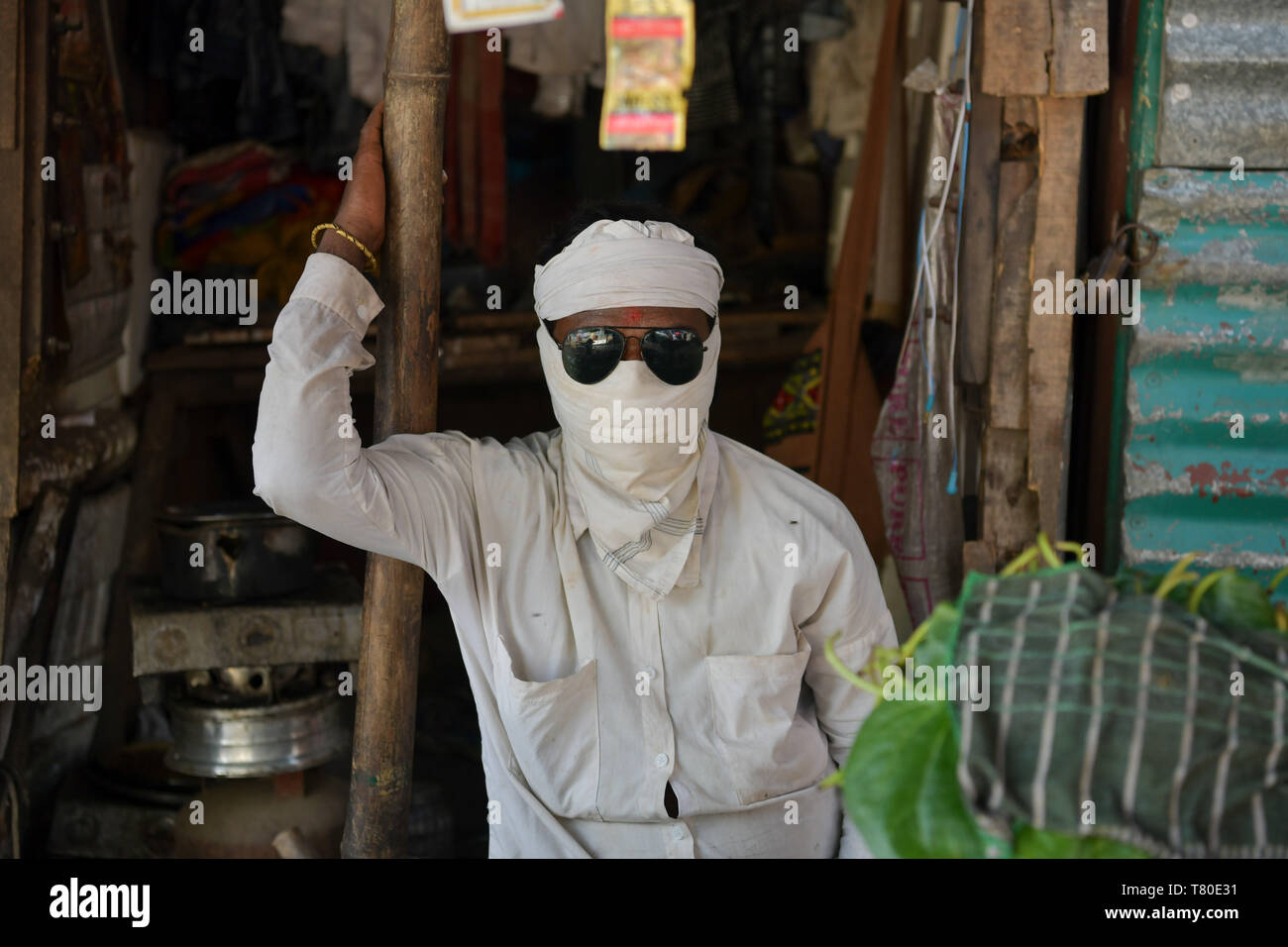 Kolkata, West Bengal, Indien. 9. Mai, 2019. Ein ladenbesitzer ist verpackt in einem Schal und Sonnenbrille tragen, um sich von der Hitze zu schützen gesehen. Mit maximaler Temperatur bei 39 Â°C, hoher Luftfeuchtigkeit und Hitze aus dem zentralen Indien und Chhotanagpur, Unannehmlichkeit index schießt auf die Saison hoch in Kolkata und anderen Bezirken von West Bengalen, Indien. Unannehmlichkeit Index bei 67,6, höchste dieses Sommers. Credit: Avijit Ghosh/SOPA Images/ZUMA Draht/Alamy leben Nachrichten Stockfoto