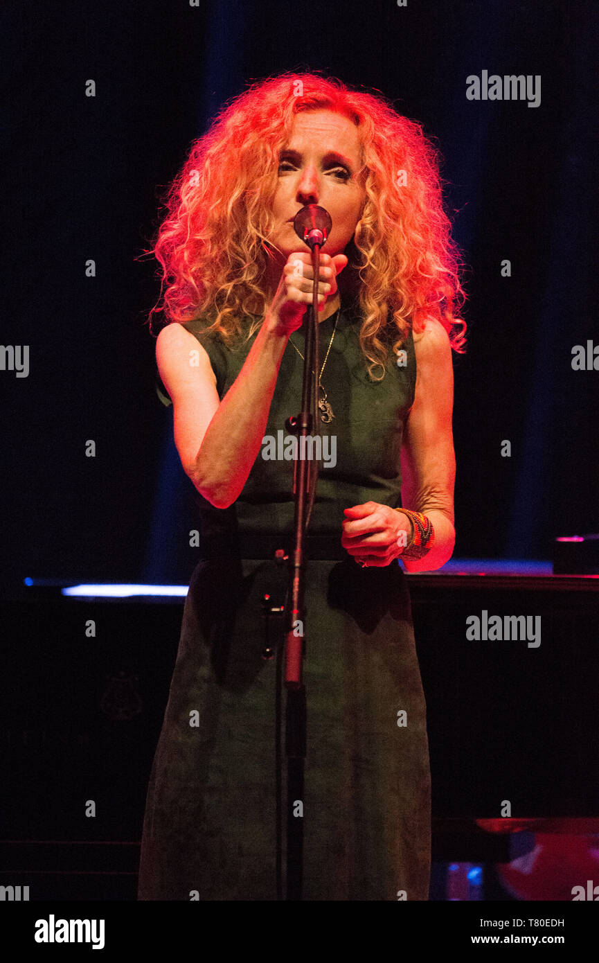 Edinburgh, Großbritannien. 9. Mai 2019. Sie ist Grammy Award-winning Patty Griffin ist unter den am meisten Folgeschäden Singer Songwriter ihrer Generation, eine typisch amerikanische Künstler, deren weitreichende Canon einschneidend erforscht die intime Momente und Emotionen, die uns zusammen binden. Patty Griffin in Konzert in der Queen's Hall in Edinburgh. Stockfoto