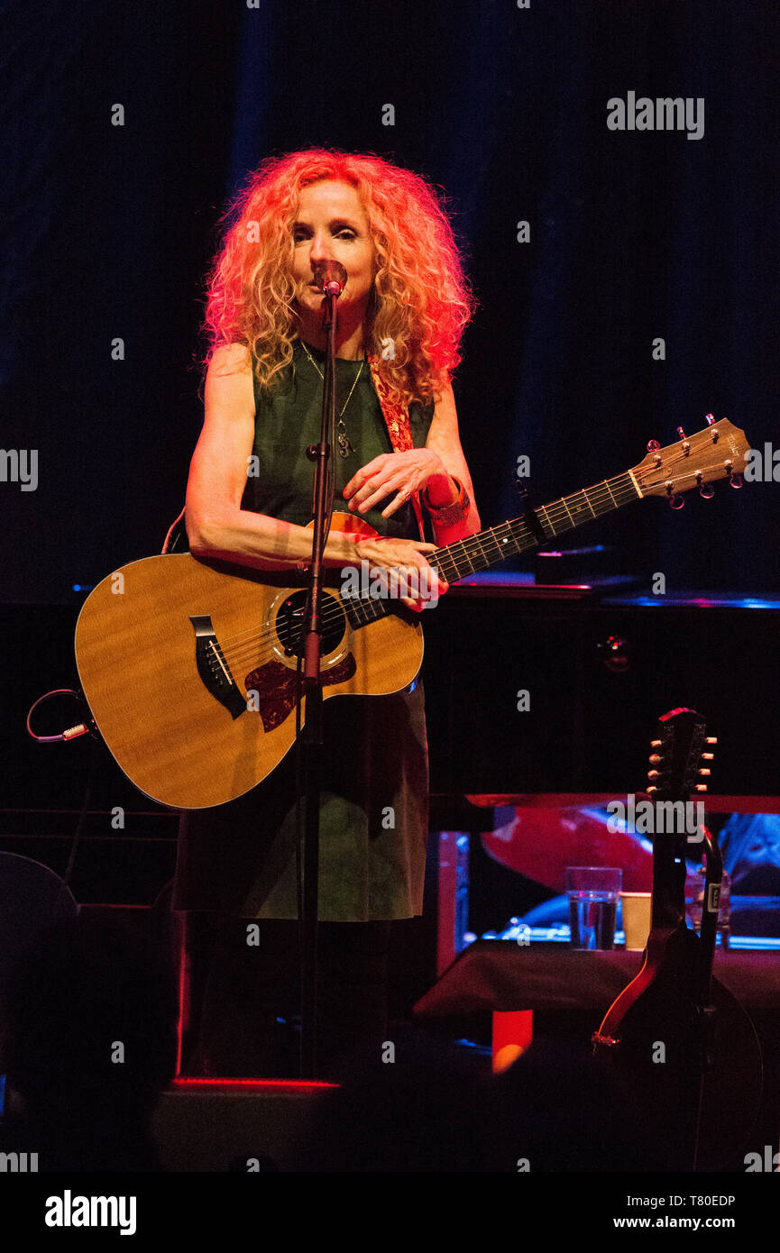 Edinburgh, Großbritannien. 9. Mai 2019. Sie ist Grammy Award-winning Patty Griffin ist unter den am meisten Folgeschäden Singer Songwriter ihrer Generation, eine typisch amerikanische Künstler, deren weitreichende Canon einschneidend erforscht die intime Momente und Emotionen, die uns zusammen binden. Patty Griffin in Konzert in der Queen's Hall in Edinburgh. Stockfoto