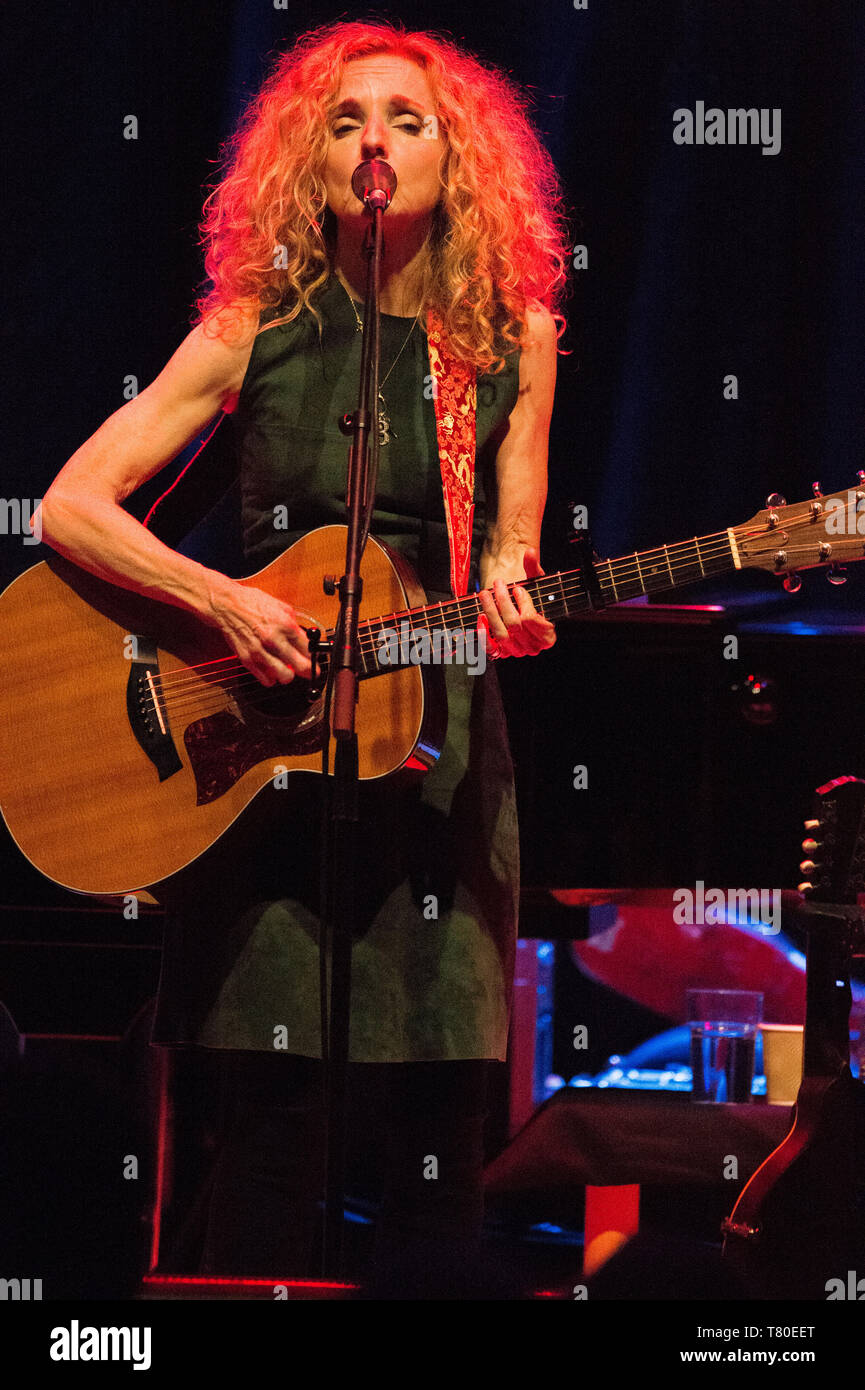 Edinburgh, Großbritannien. 9. Mai 2019. Sie ist Grammy Award-winning Patty Griffin ist unter den am meisten Folgeschäden Singer Songwriter ihrer Generation, eine typisch amerikanische Künstler, deren weitreichende Canon einschneidend erforscht die intime Momente und Emotionen, die uns zusammen binden. Patty Griffin in Konzert in der Queen's Hall in Edinburgh. Stockfoto