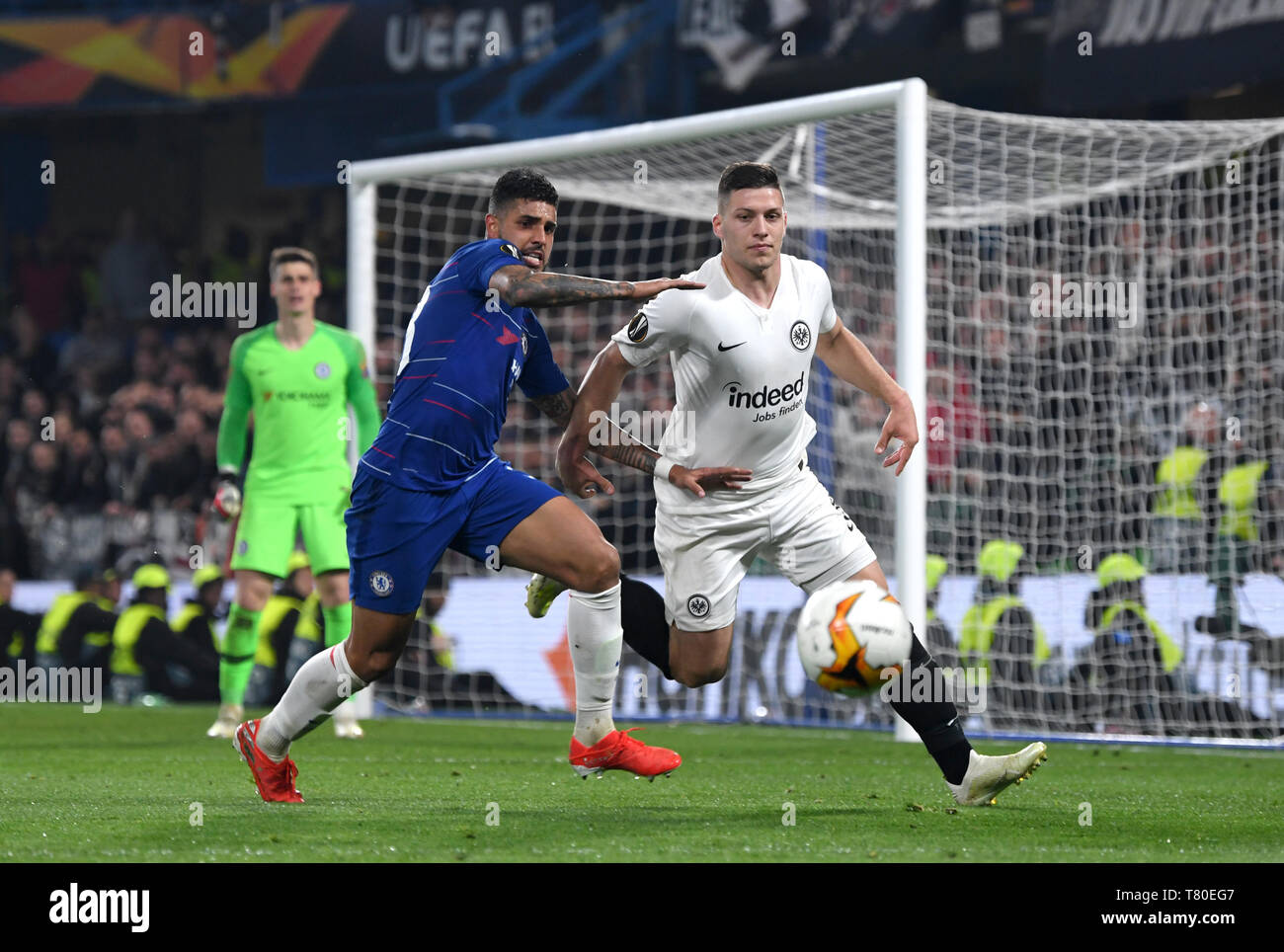 London, Großbritannien. 09 Mai, 2019. Fußball: Europa League, K.o.-Runde Halbfinale, rückspiel FC Chelsea - Eintracht Frankfurt Stadion an der Stamford Bridge. Luka Jovic (r) von Eintracht und Emerson Palmieri von Chelsea kämpfen um den Ball. Credit: Arne Dedert/dpa/Alamy leben Nachrichten Stockfoto