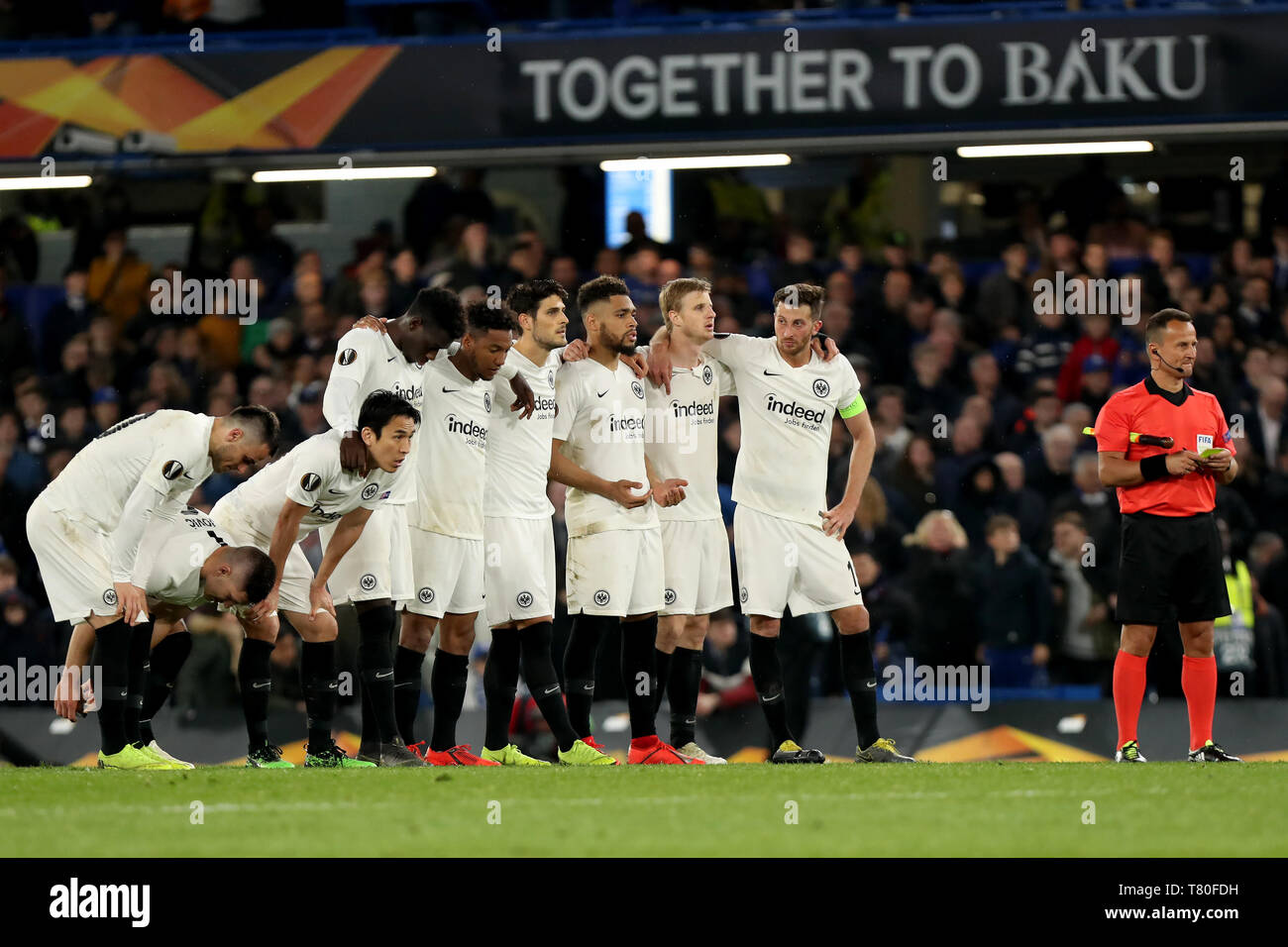 Stamford Bridge, London, UK. 9. Mai, 2019. Europa League Fußball, Halbfinale, 2 Bein, Chelsea gegen Eintracht Frankfurt, Eintracht Frankfurt Team beobachten das Elfmeterschießen die Kreditwürdigkeit: Aktion plus Sport/Alamy leben Nachrichten Stockfoto